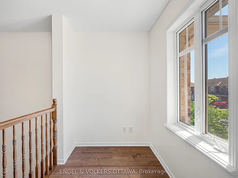 729 Nakina Way — Photo 32