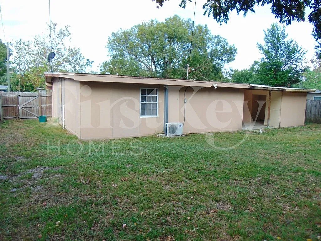 4 bed, 2.0 bath, 1238 sqft, $2,420 — Photo 1
