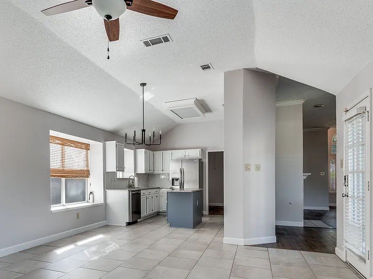 2608 Glenridge Dr — Photo 3