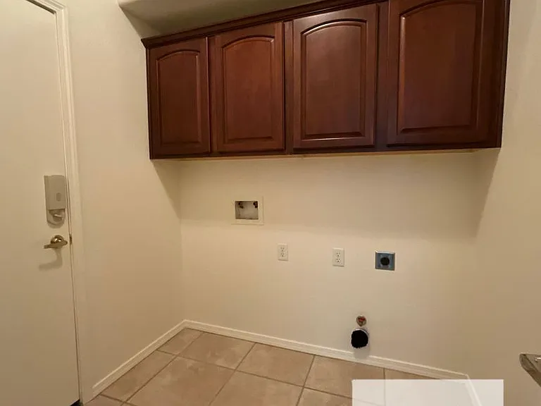 626 W Lisbon Ln — Photo 4