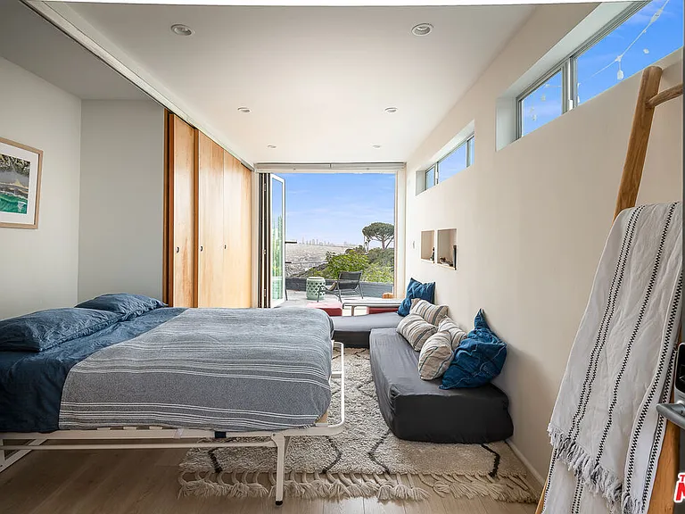 7107 Pacific View Dr — Photo 19
