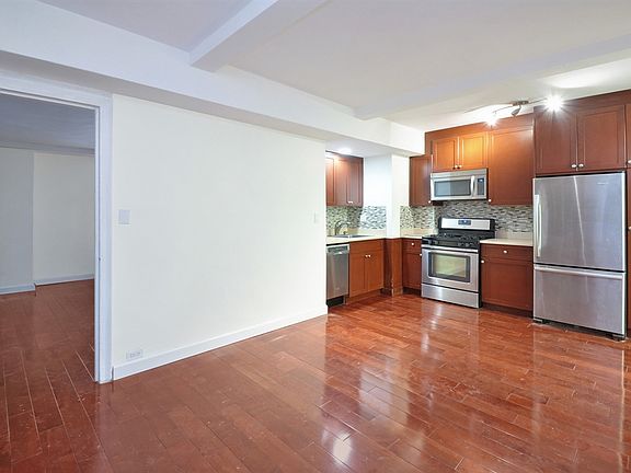 3rd image of 333 E 43rd St APT 106