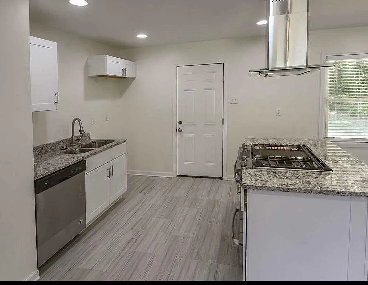 1059 S White Station Rd — Photo 2
