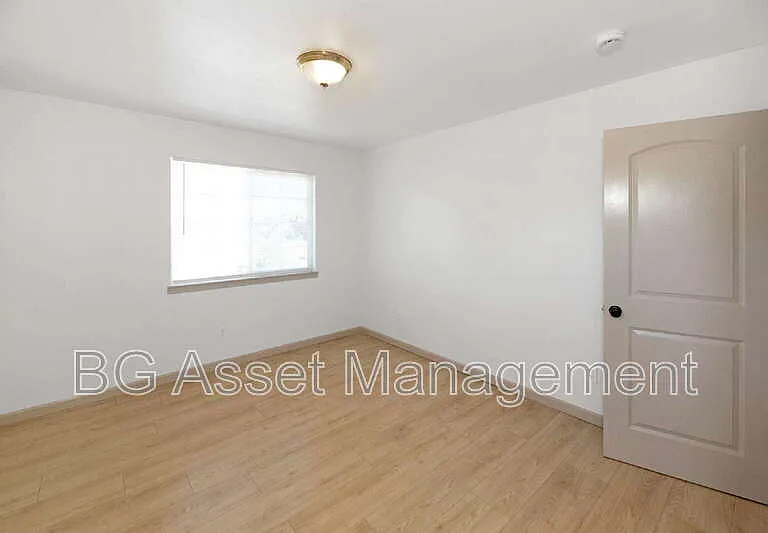 2340 22nd St — Photo 11
