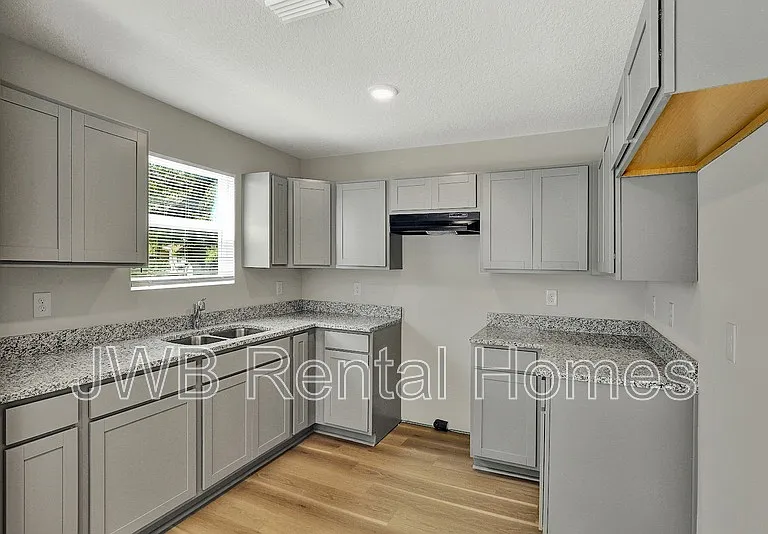 1760 Rutledge Ave — Photo 2