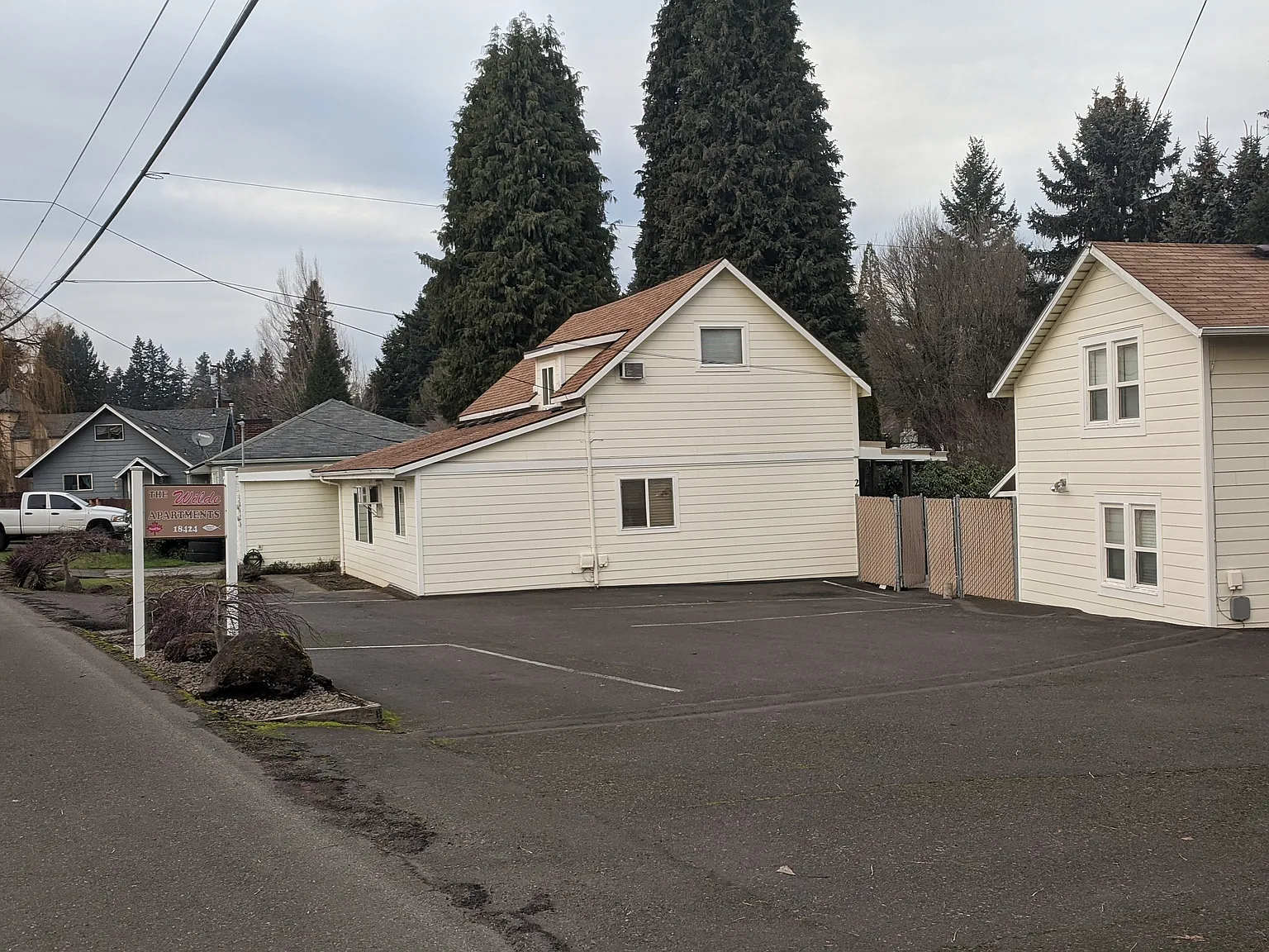 4 bed, $2,400 — Photo 2