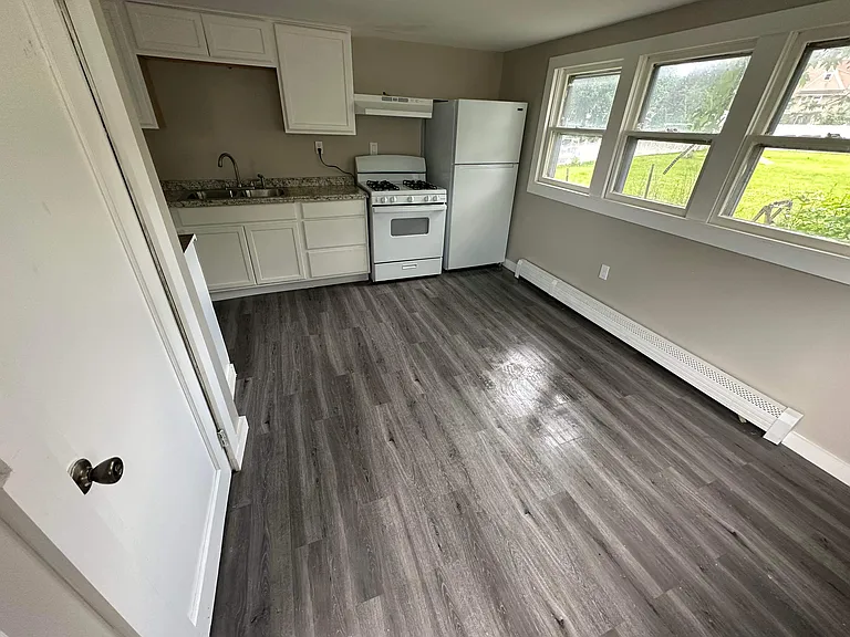 145 Osborne St — Photo 6