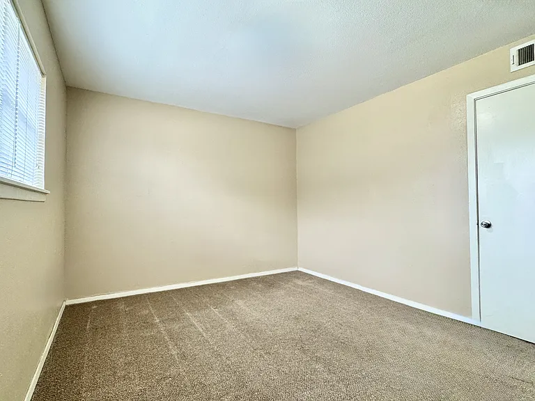 Canterbury House Apartments — Photo 13