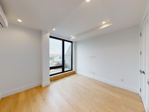 4th image of 11-07 Welling Ct Penthouse C