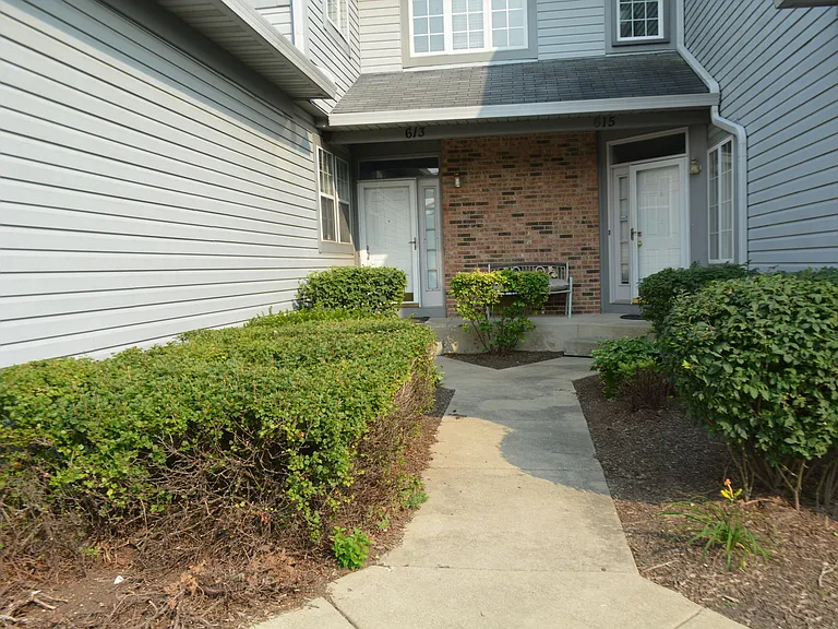 613 W Parkside Dr — Photo 2
