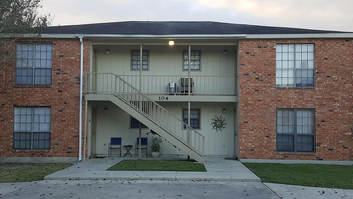 104 Hummingbird Ln — Photo 1