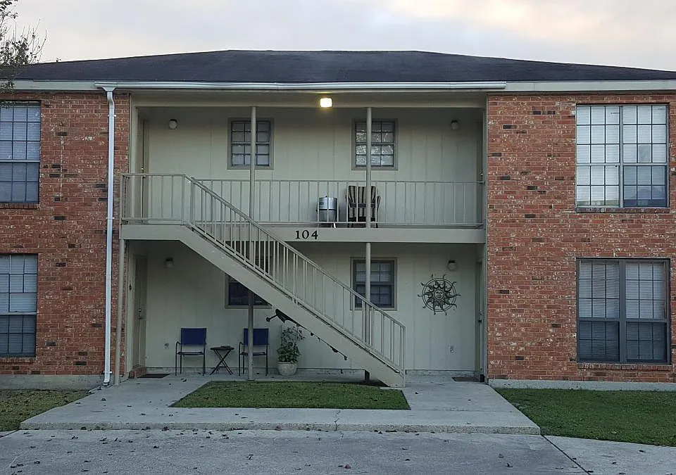 104 Hummingbird Ln #104