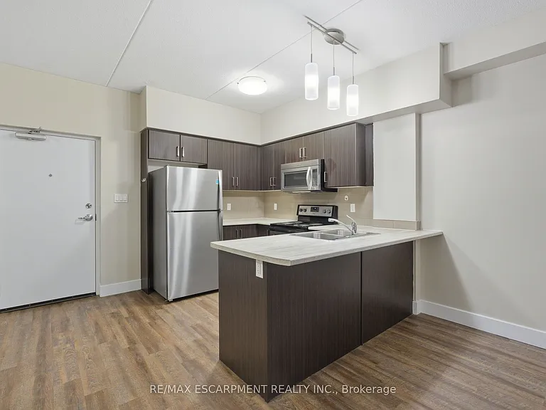 149 Main St W #203 — Photo 8