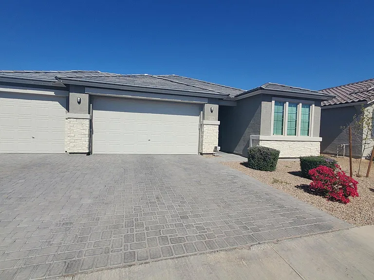 1256 E Jahns Dr — Photo 1
