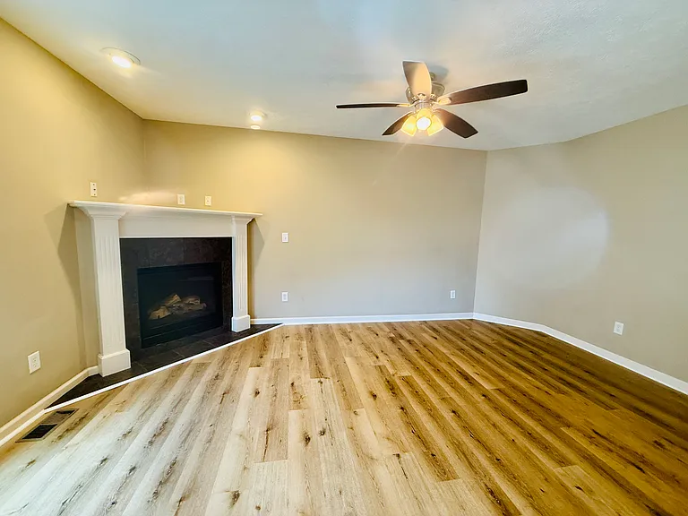 1112 Ekstam Dr #4 — Photo 5