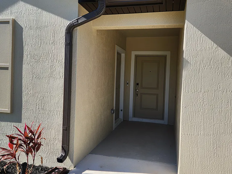 4656 SW Lassiter Ter #1 — Photo 3