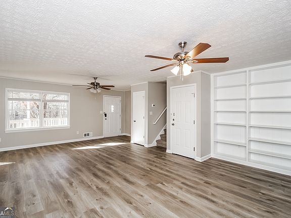 3rd image of 112 Creekview Dr