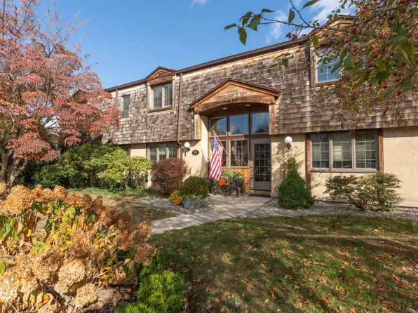 85 River Road APT H5, Essex, CT 06426