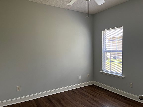 3rd image of 213 Hedgerow Dr