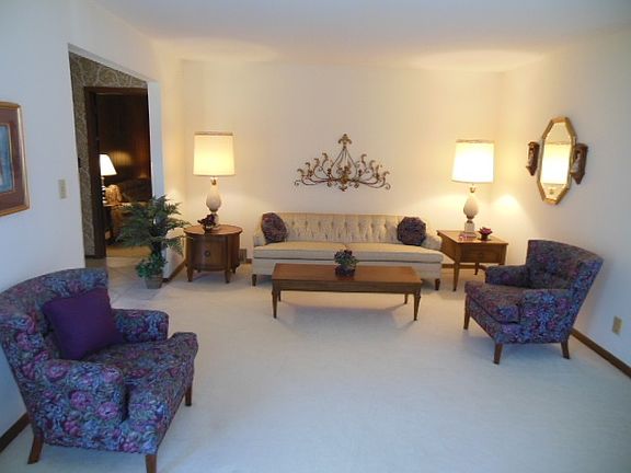 3rd image of 823 Brae Burn Ln