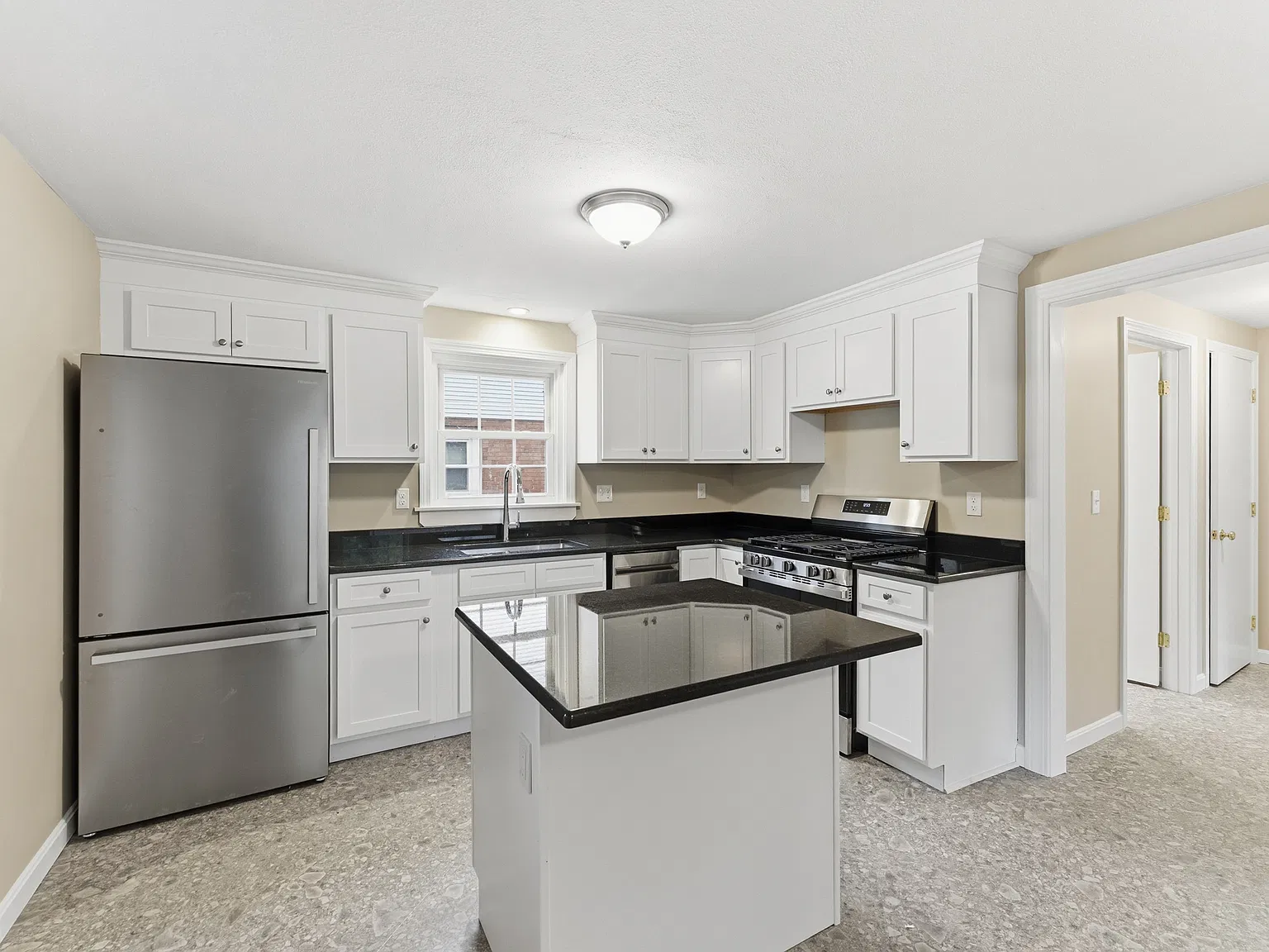 3 bed, 1386 sqft, $2,550 — Photo 4