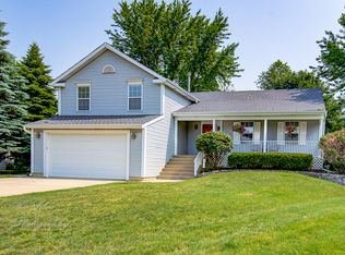 1220 Westport Rdg, Crystal Lake, IL 60014