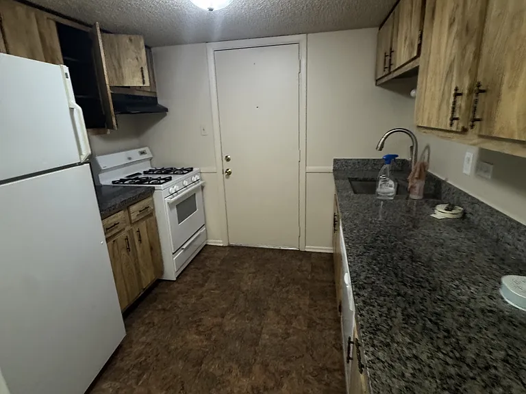 Kitchen. Stove and fridge to be replaced August 20th.