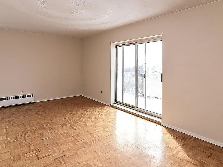 54 Mohawk Rd W — Photo 5