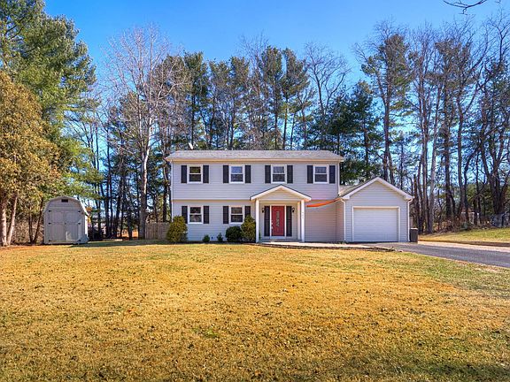 3rd image of 905 Horseshoe Ln