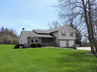W2945 Green Isle Dr, Fort Atkinson, WI 53538