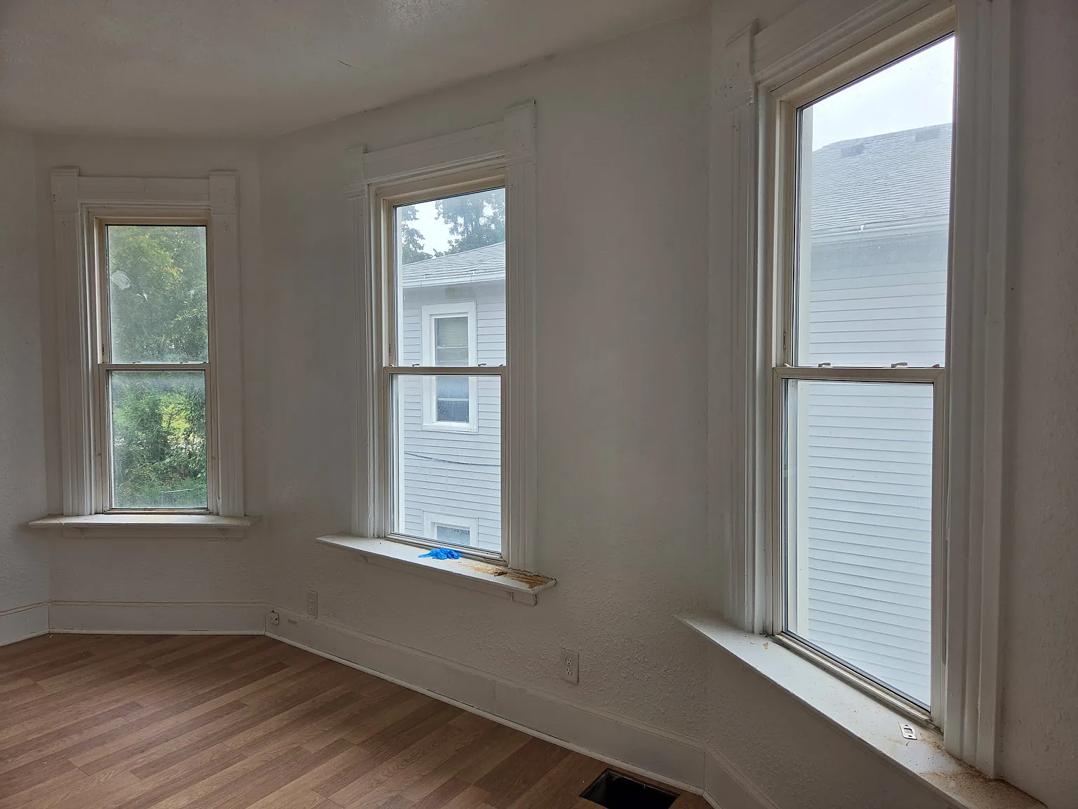 2 BR / 1 BA Apartment in Davenport, IA Updated Flooring, Bath & Paint — Photo 4