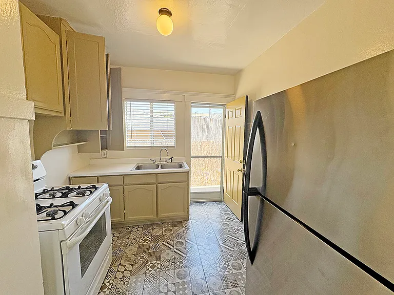577 Walnut Ave #G — Photo 11
