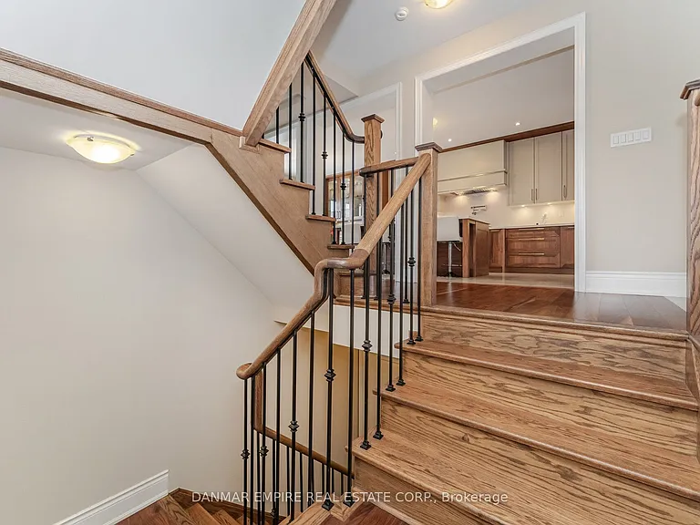 2118 Vineland Cres — Photo 12