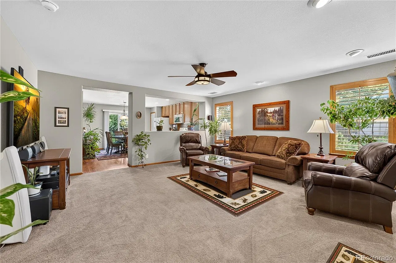 15895 Robins Dr, Denver, CO 80239 — Photo 4