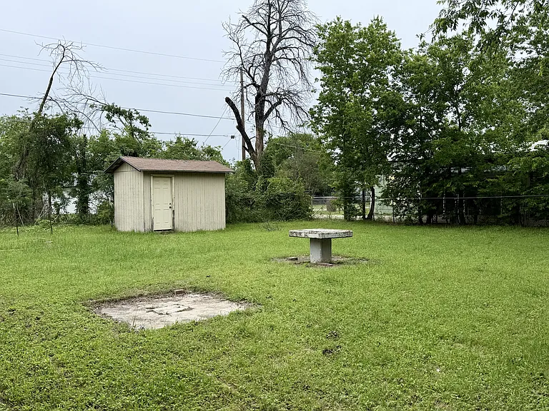 1009 Victoria St — Photo 11