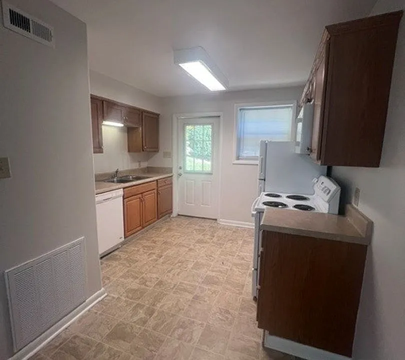 1401 Narrow Ln