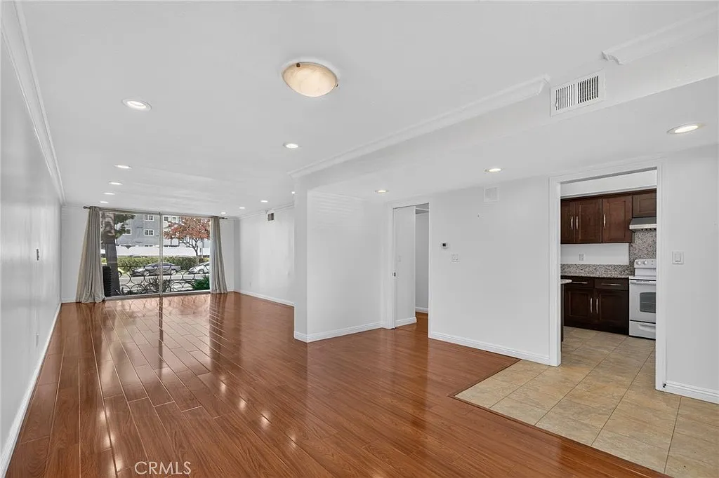 2 bed, 1330 sqft, $3,100 — Photo 2