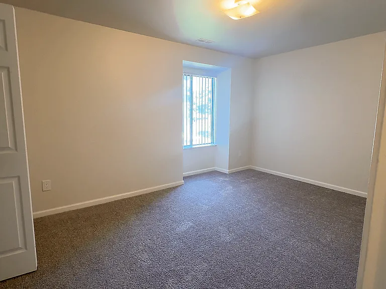 Lakeside Village Apartments — Photo 170