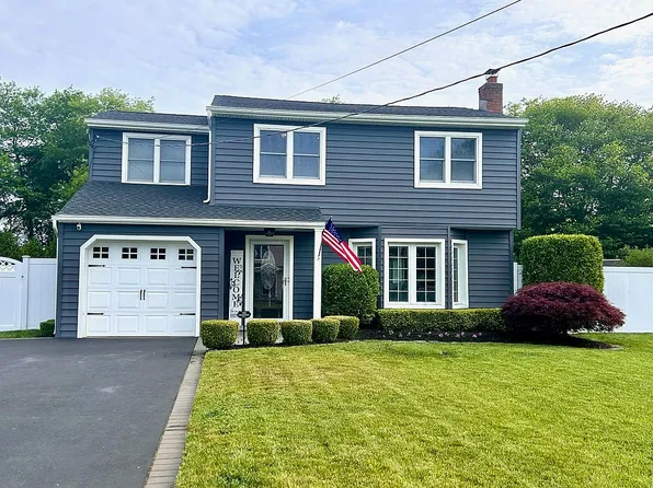 27 Bethesda Ln, Sayville, NY 11782