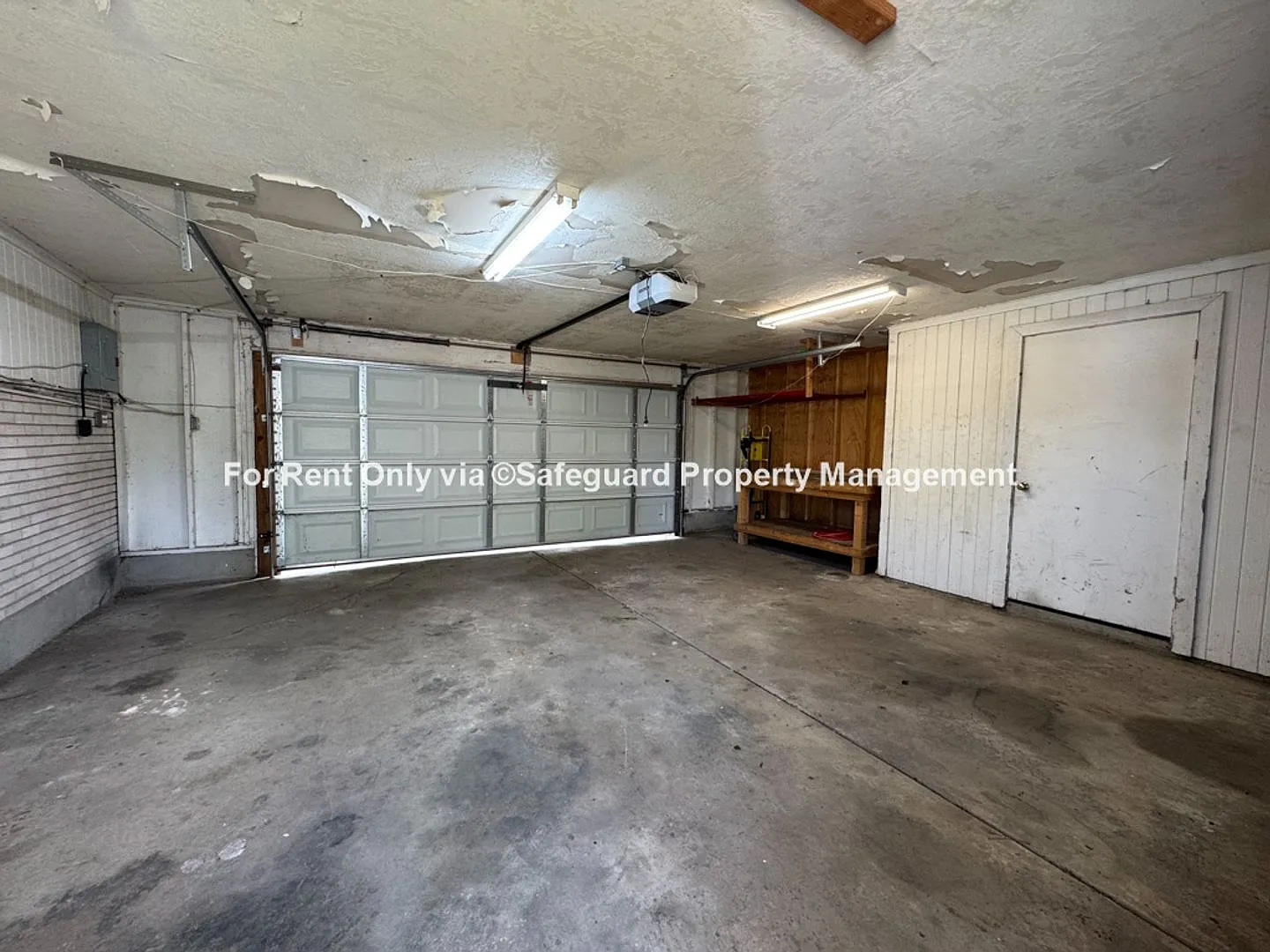 Charming 3-Bedroom Duplex w/ Garage & Shared Yard — Photo 4