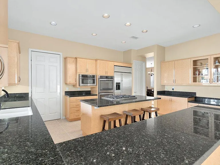 8 Macbeth Ct — Photo 29