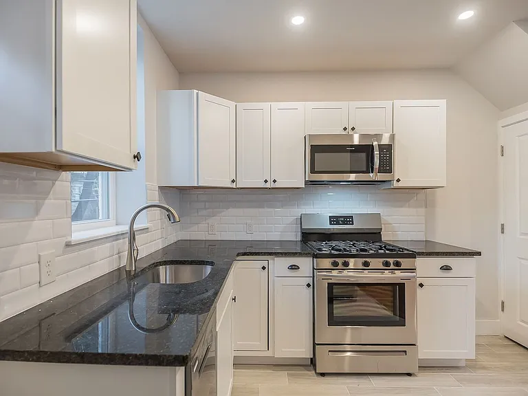 1227 S Peach St — Photo 5