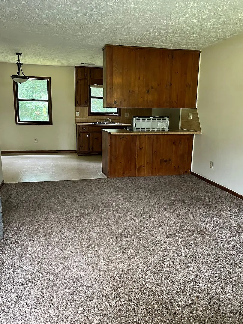 3 bedroom home with carport — Photo 3