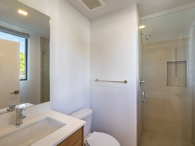 1376 SW 4th St #401 — Photo 10