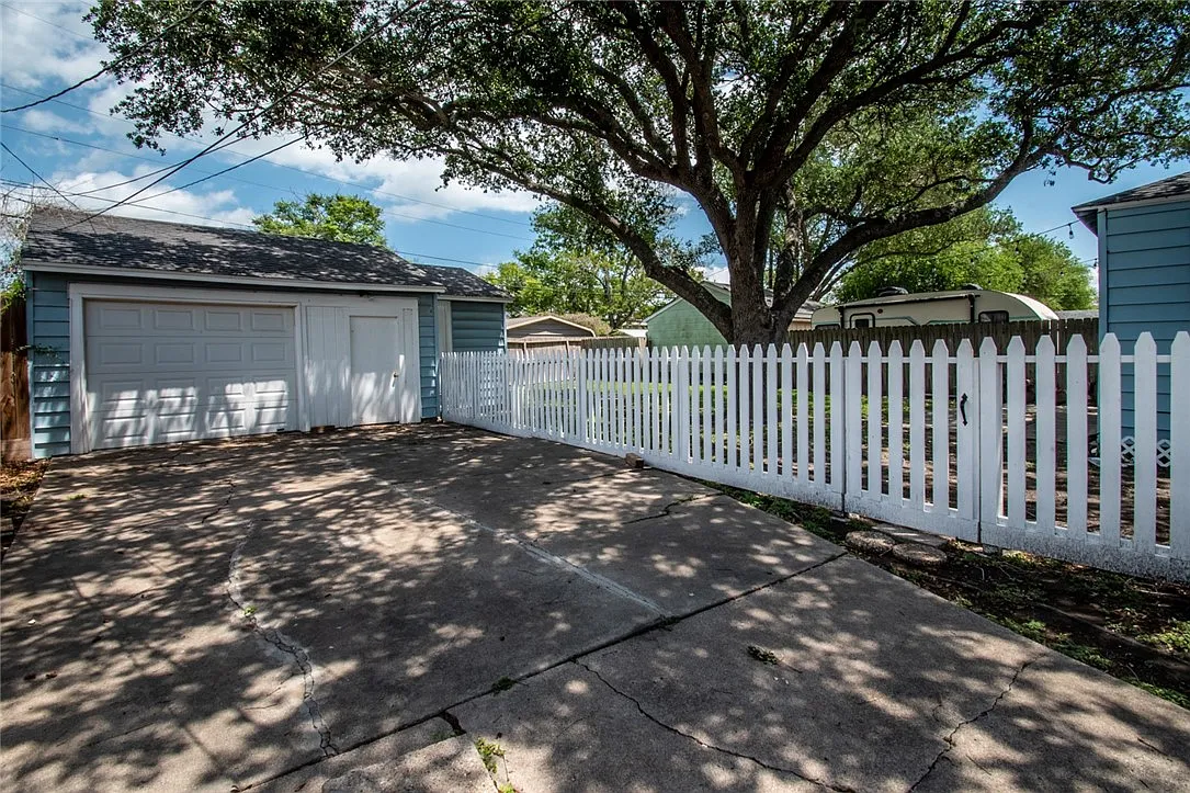 3 bed, 2.0 bath, 1576 sqft, $1,900 — Photo 3