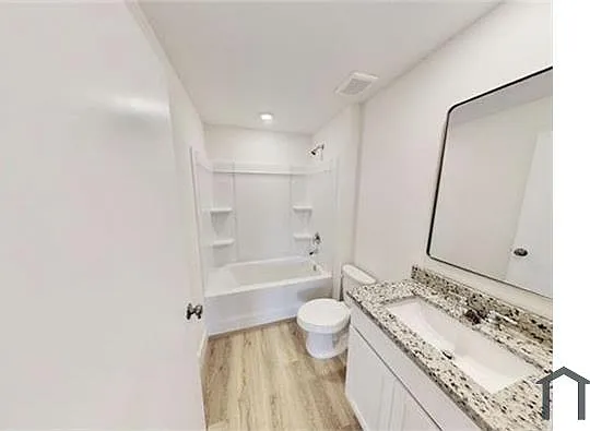 3 bed, 1140 sqft, $2,500 — Photo 3