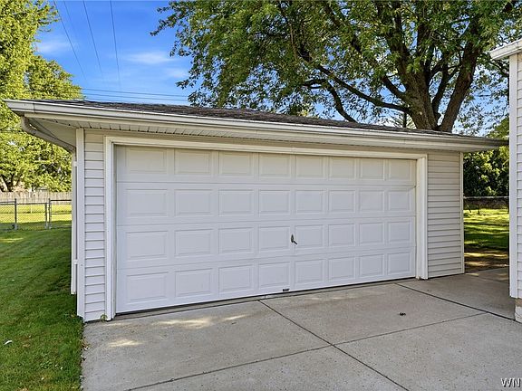 4th image of 16 Woodcrest Ct