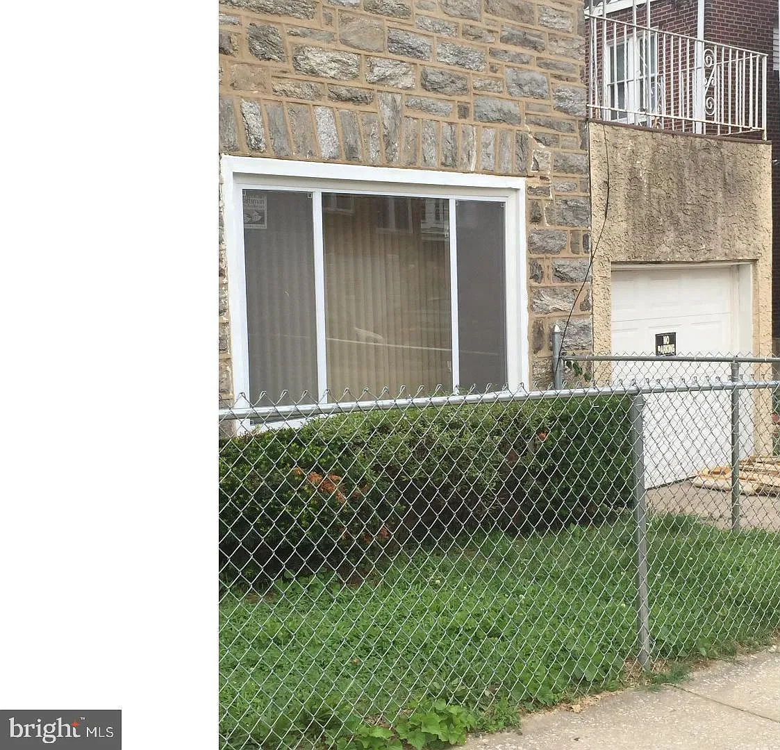 2 bed, 1.0 bath, $1,300 — Photo 2