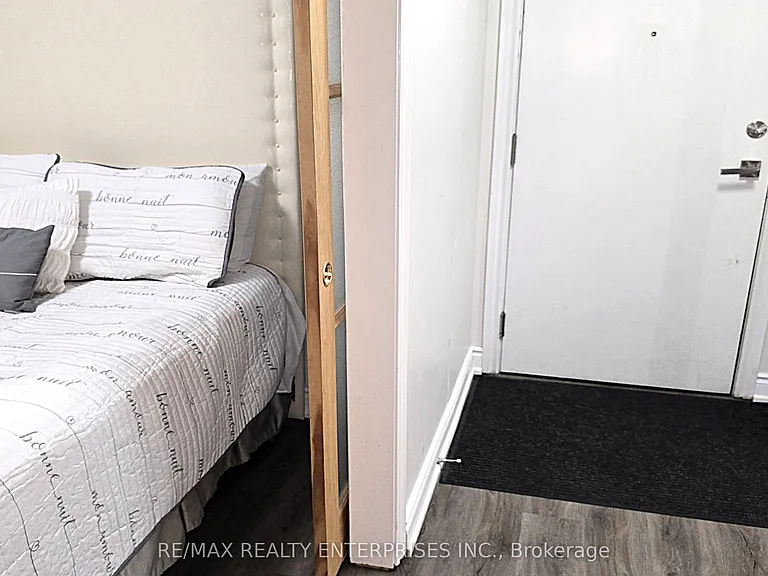250 Wellington St W #1435 — Photo 32
