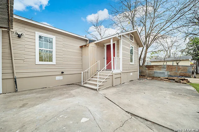 2619 E Houston St — Photo 17